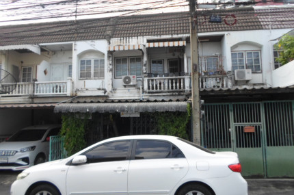 ทาวน์เฮ้าส์ 2 ชั้น หมู่บ้านรุ่งเจริญ ซอยลาดพร้าว 31